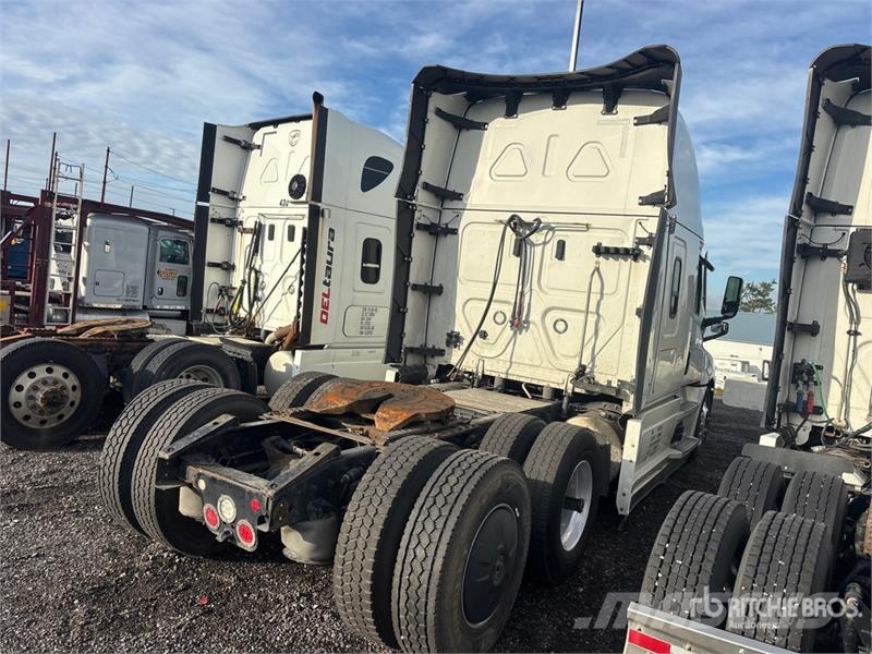 Freightliner Cascadia 126 6x4 T/A Sleeper Truck Tractor 曳引機組件