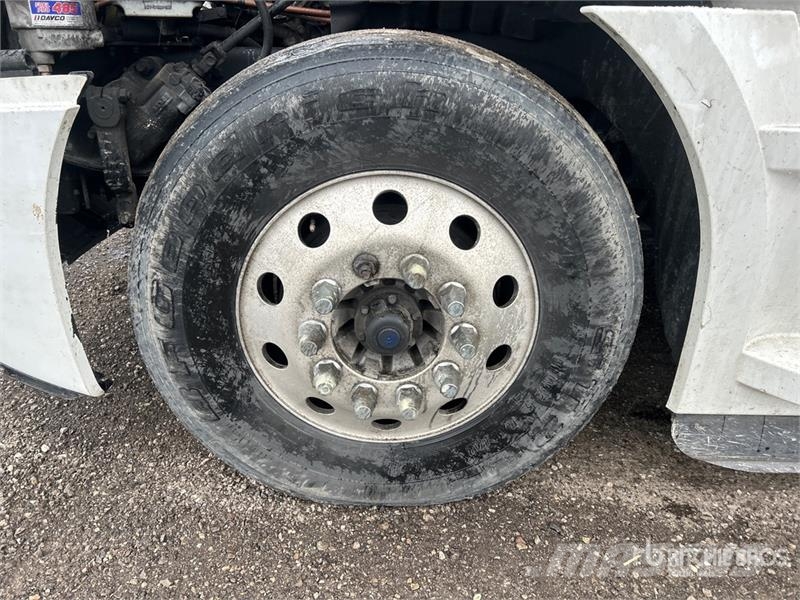 Freightliner Cascadia 126 T/A Sleeper Truck Tractor Tractor Units
