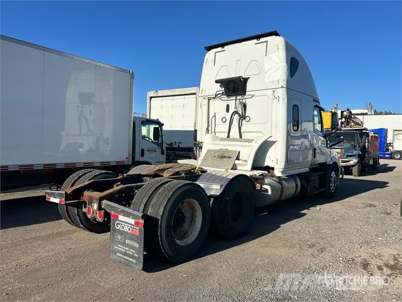 Freightliner Cascadia 126 6x4 T/A Sleeper Truck Tractor (Inoper Тягачі