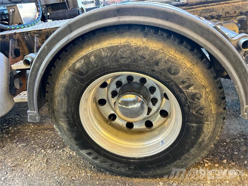 Freightliner Cascadia 126 6x4 T/A Sleeper Truck Tractor Tractor Units