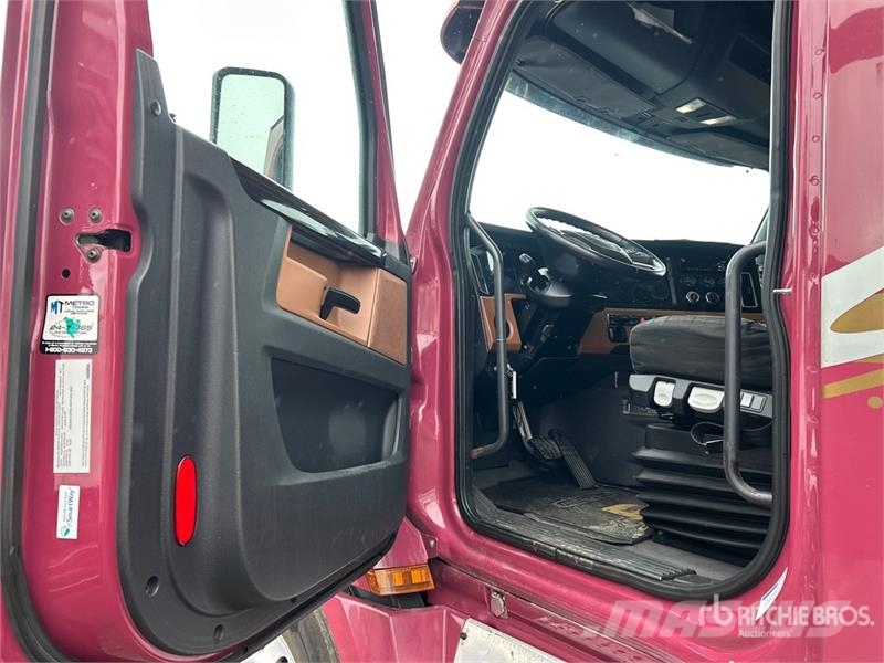 Freightliner Cascadia 126 6x4 T/A Sleeper Truck Tractor Cavalos mecânicos