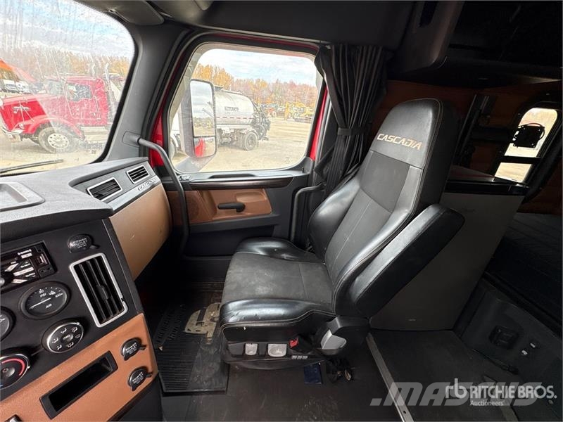 Freightliner Cascadia 126 6x4 T/A Sleeper Truck Tractor Truck Tractor Units