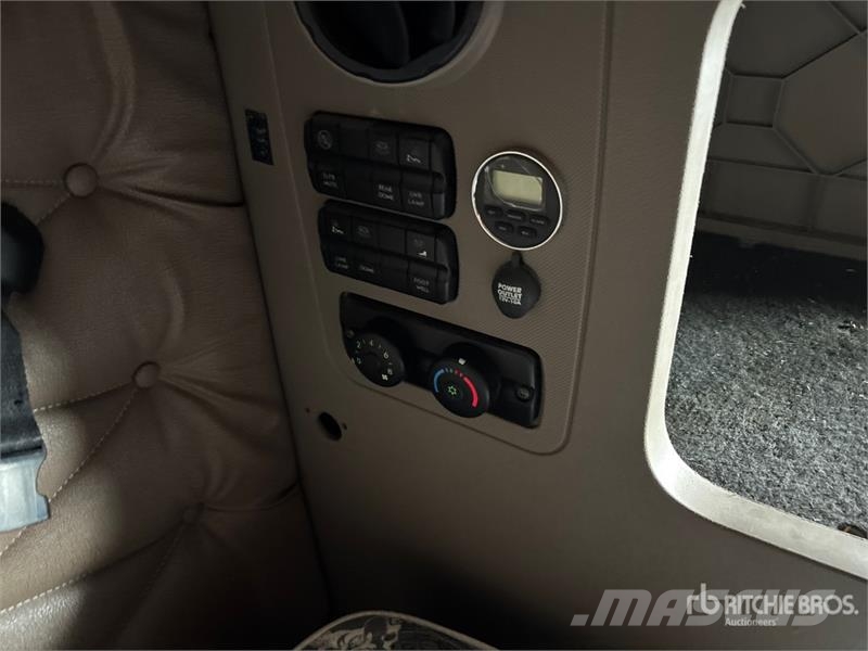 Freightliner Cascadia 125 6x4 T/A Sleeper Truck Tractor Vetopöytäautot