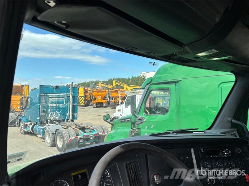 Freightliner Cascadia 126 6x4 T/A Sleeper Truck Tractor Тягачі
