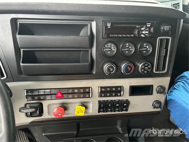 Freightliner Cascadia 126 6x4 T/A Sleeper Truck Tractor 曳引機組件