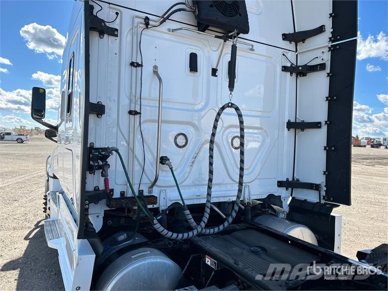 Freightliner Cascadia 126 6x4 T/A Sleeper Truck Tractor وحدات الجر