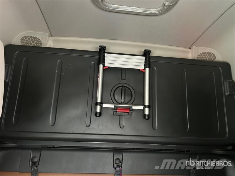 Freightliner Cascadia 126 6x4 T/A Sleeper Truck Tractor Tractor Units