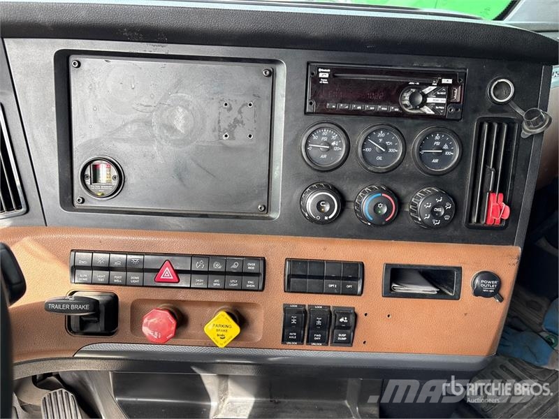 Freightliner Cascadia 126 6x4 T/A Sleeper Truck Tractor Тягачі