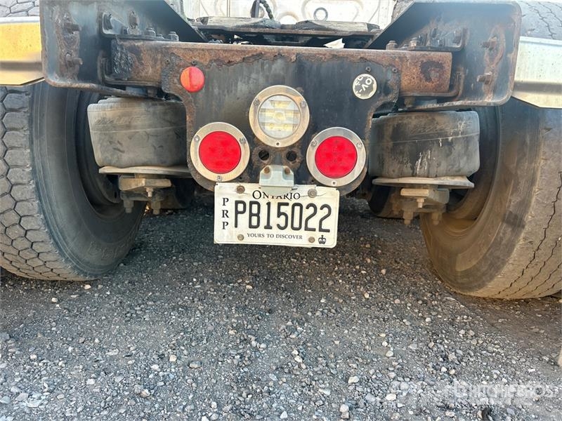 Freightliner Cascadia 126 6x4 T/A Sleeper Truck Tractor Vlačilci