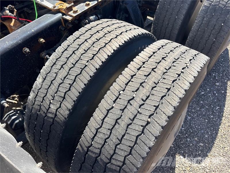 Freightliner Cascadia 126 6x4 T/A Sleeper Truck Tractor Тягачі
