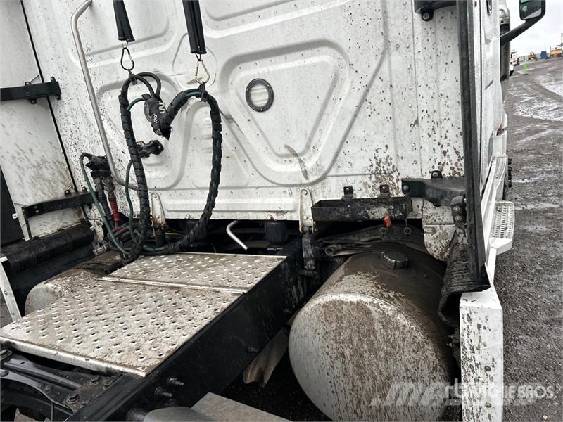 Freightliner Cascadia 126 Truck Tractor Units