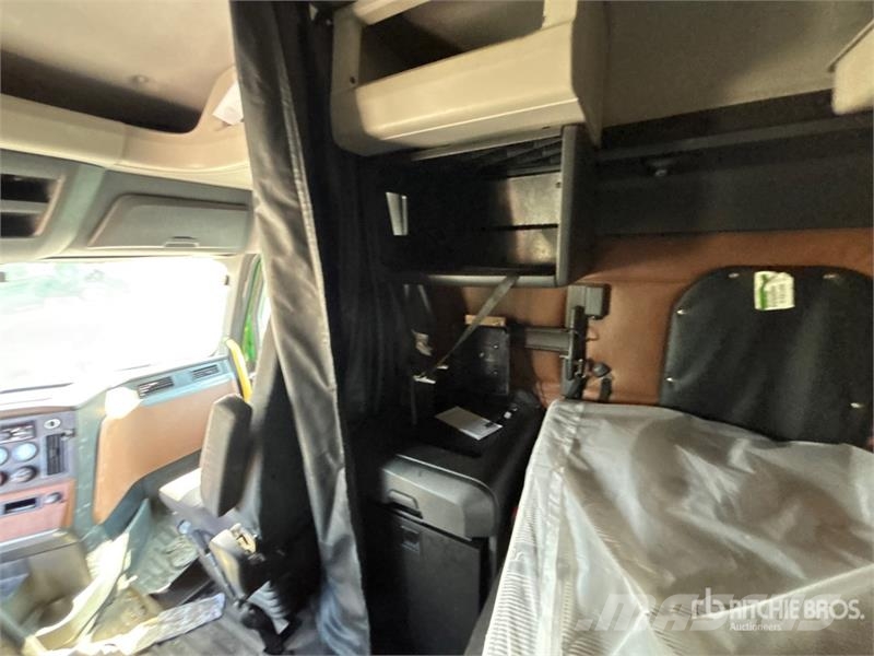 Freightliner Cascadia 126 6x4 T/A Sleeper Truck Tractor Тягачі