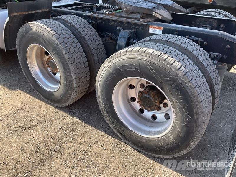 Freightliner Cascadia 126 6x4 T/A Sleeper Truck Tractor وحدات الجر