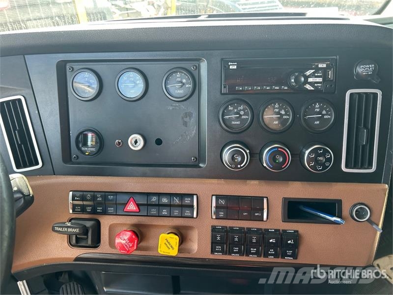 Freightliner Cascadia 126 6x4 T/A Sleeper Truck Tractor 曳引機組件