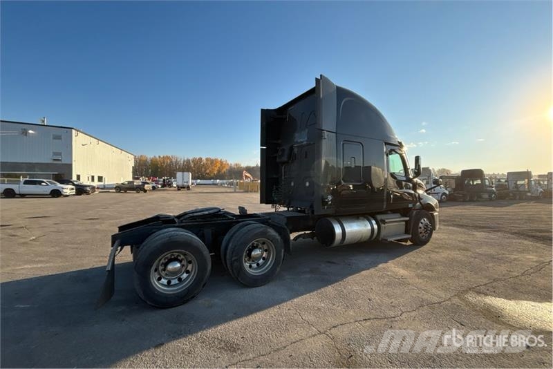 Freightliner Cascadia 126 6x4 T/A Sleeper Truck Tractor Tegljači