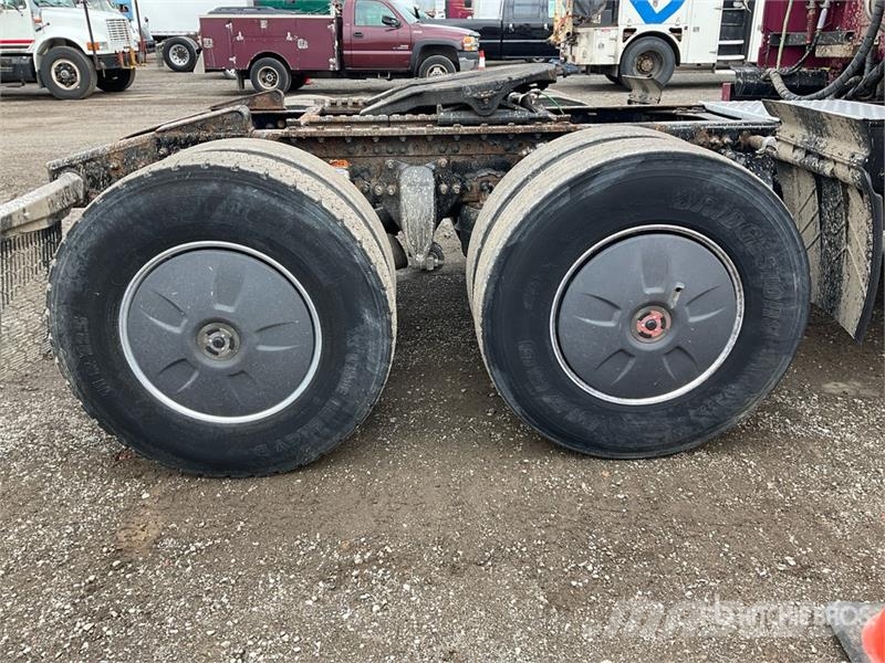 Freightliner Cascadia 126 6x4 T/A Sleeper Truck Tractor Tegljači