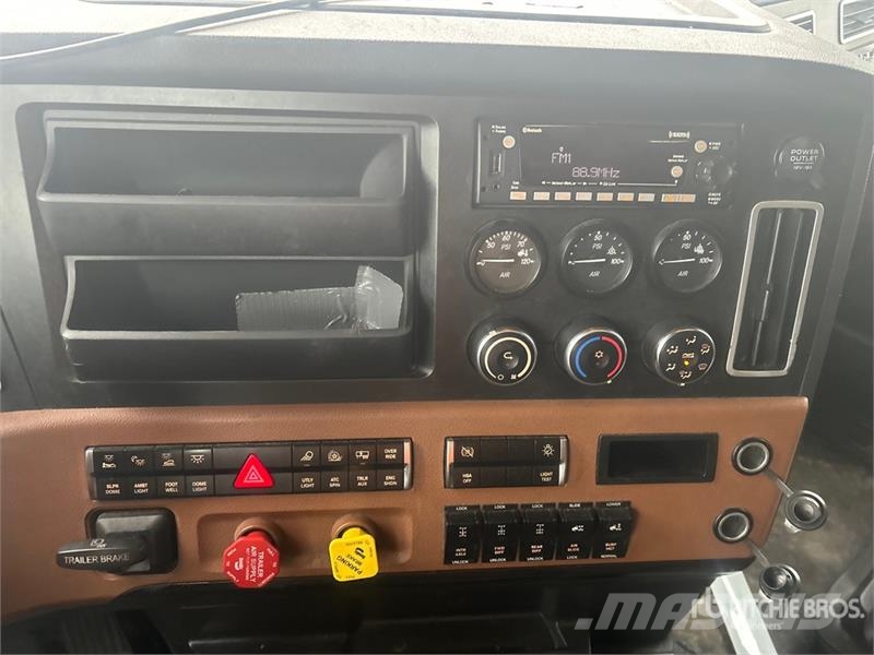 Freightliner Cascadia 126 T/A Sleeper Truck Tractor Tractor Units