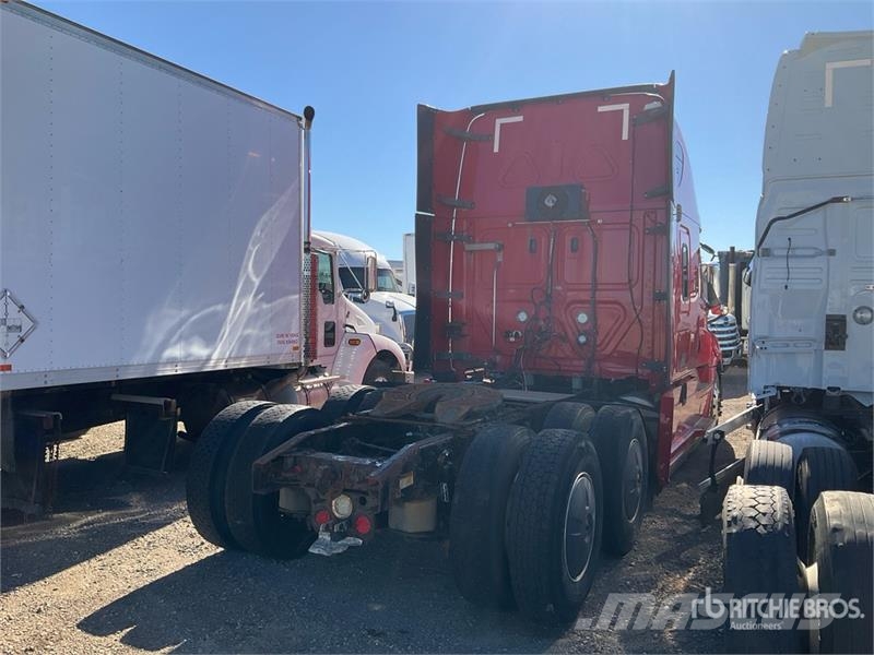 Freightliner Cascadia 126 6x4 T/A Sleeper Truck Tractor (Inoper وحدات الجر