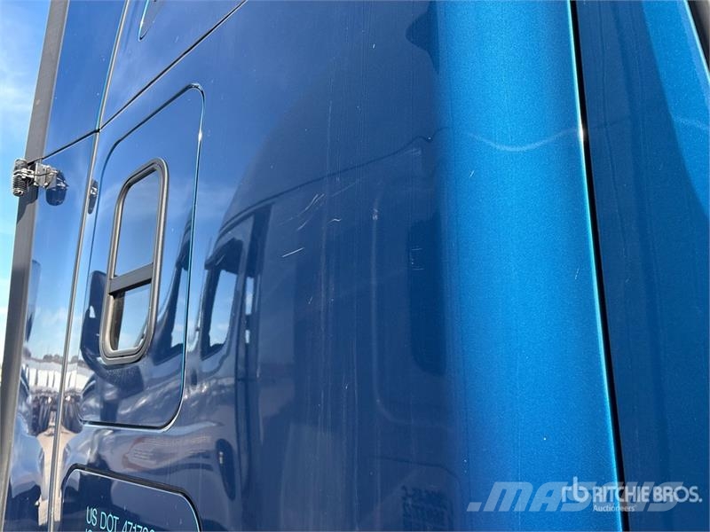 Freightliner Cascadia 126 6x4 T/A Sleeper Truck Tractor (Inoper Sattelzugmaschinen