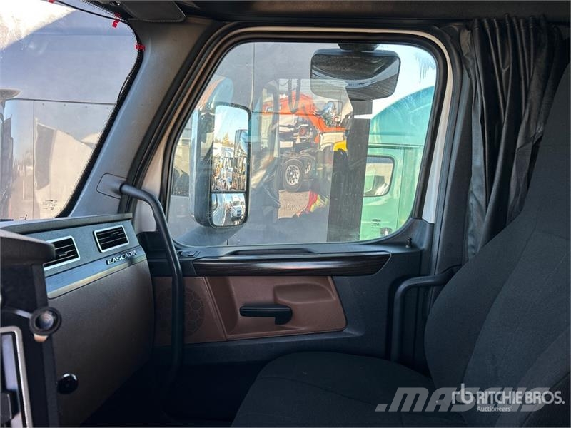 Freightliner Cascadia 126 6x4 T/A Sleeper Truck Tractor Sattelzugmaschinen
