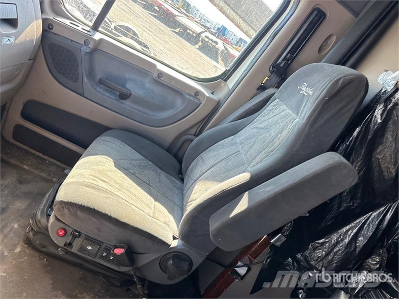 Freightliner Cascadia 125 6x4 T/A Sleeper Truck Tractor (Inoper Vetopöytäautot