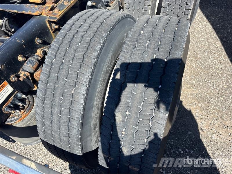 Freightliner Cascadia 126 6x4 T/A Sleeper Truck Tractor Тягачі
