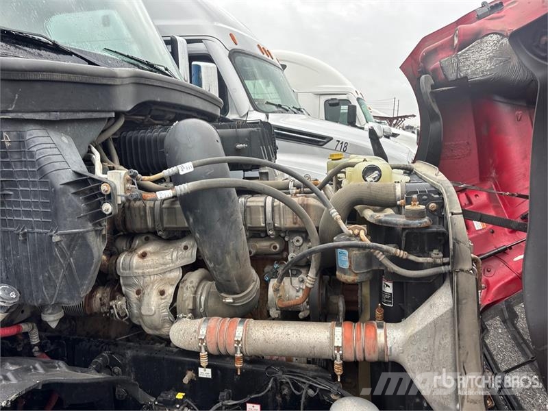 Freightliner Cascadia 126 6x4 T/A Sleeper Truck Tractor Tegljači