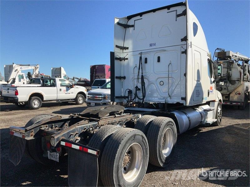 Freightliner Cascadia 126 6x4 T/A Sleeper Truck Tractor Тягачі