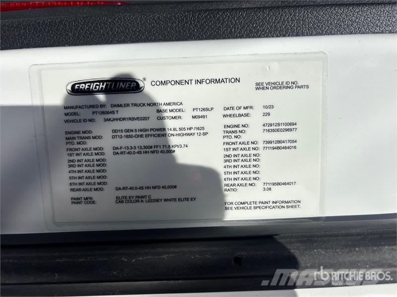 Freightliner Cascadia 126 6x4 T/A Sleeper Truck Tractor Тягачі