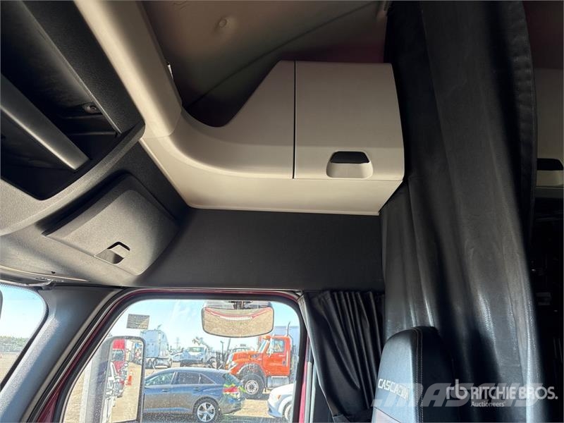 Freightliner Cascadia 126 6x4 T/A Sleeper Truck Tractor Cavalos mecânicos