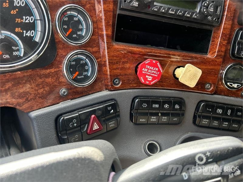 Freightliner Cascadia 125 6x4 T/A Sleeper Truck Tractor (Inoper Sattelzugmaschinen