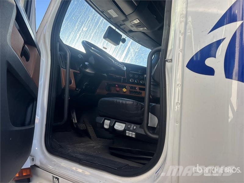 Freightliner Cascadia 126 وحدات الجر