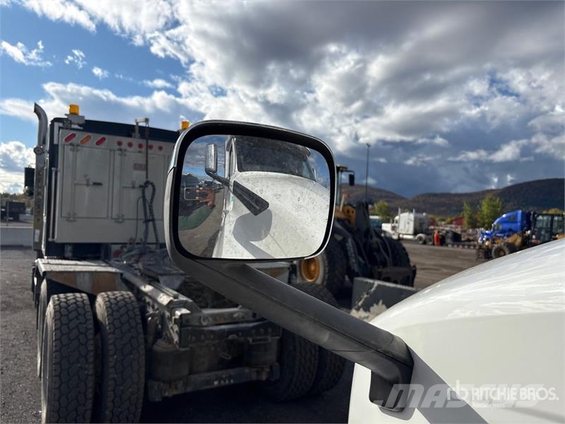 Freightliner Cascadia 126 6x4 T/A Sleeper Truck Tractor Tegljači