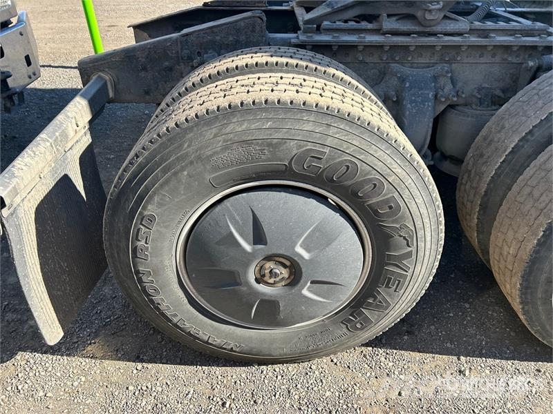 Freightliner Cascadia 126 6x4 T/A Sleeper Truck Tractor Sattelzugmaschinen