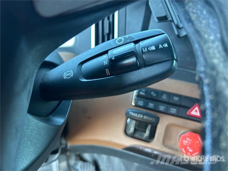 Freightliner Cascadia 126 6x4 T/A Sleeper Truck Tractor (Inoper Тягачі