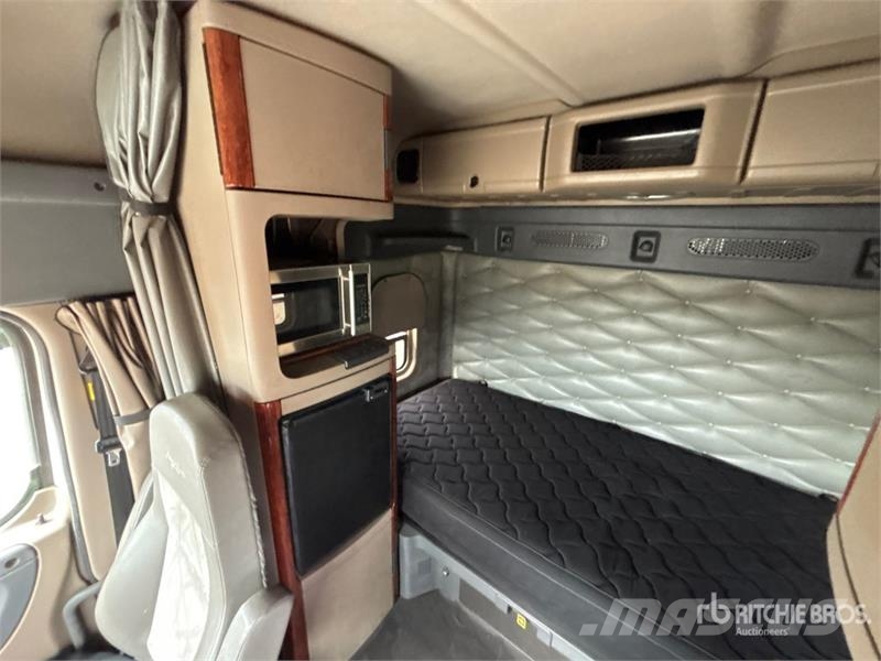 Freightliner Cascadia 125 6x4 T/A Sleeper Truck Tractor Vetopöytäautot