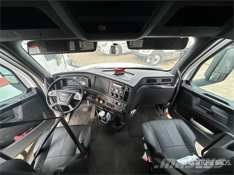 Freightliner Cascadia 126 6x4 T/A Sleeper Truck Tractor Sattelzugmaschinen