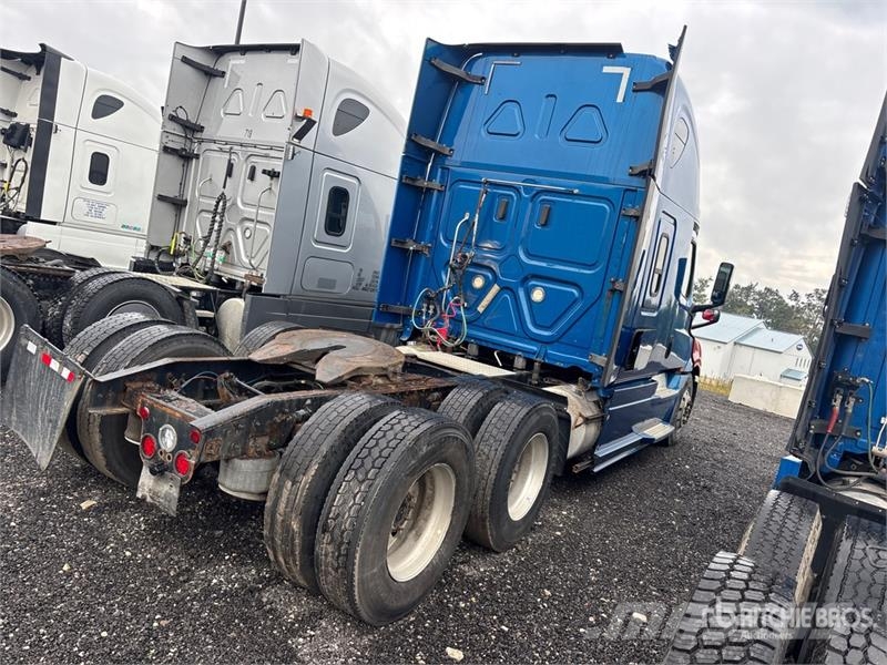 Freightliner Cascadia 126 6x4 T/A Sleeper Truck Tractor Tegljači