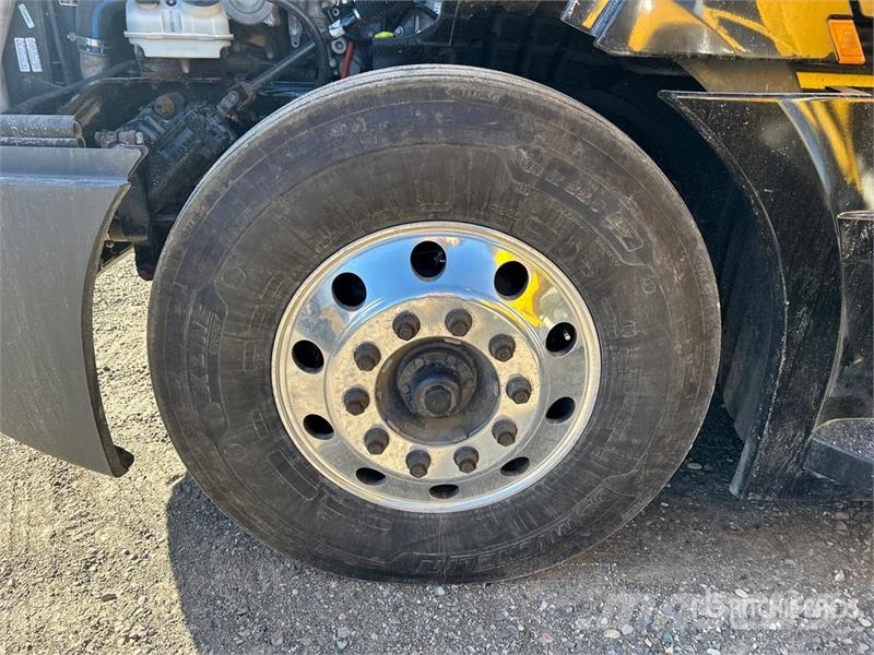 Freightliner Cascadia 126 6x4 T/A Sleeper Truck Tractor Tractor Units