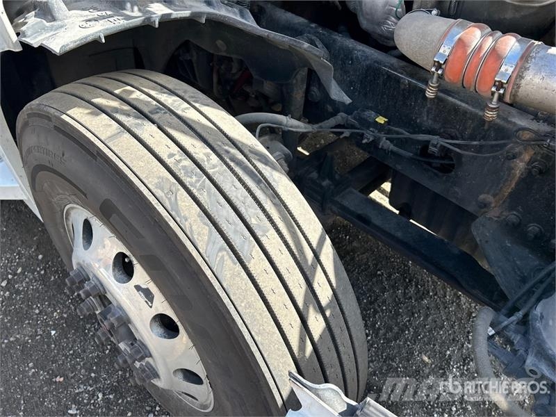 Freightliner Cascadia 126 6x4 T/A Sleeper Truck Tractor Vilcēji