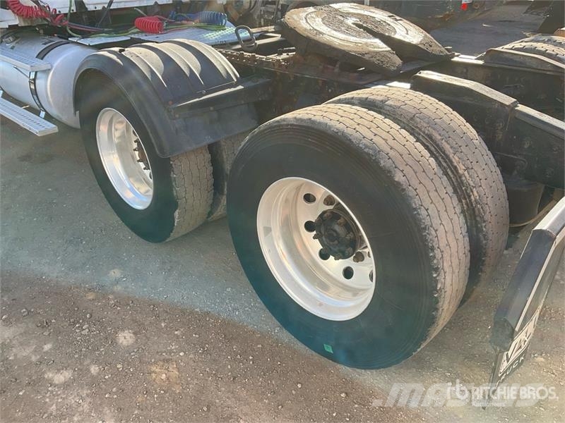 Freightliner Cascadia 126 6x4 T/A Sleeper Truck Tractor Traktorske jedinice