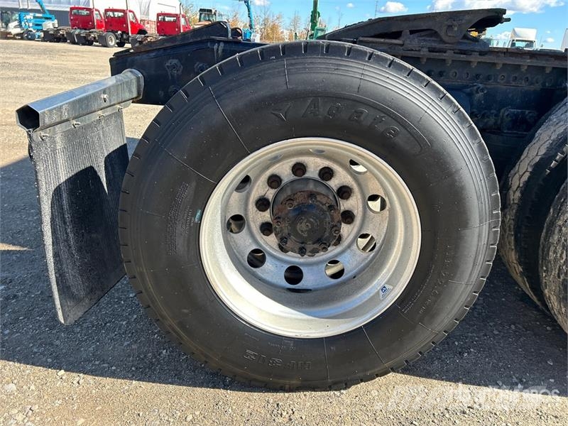 Freightliner Cascadia 126 6x4 T/A Sleeper Truck Tractor وحدات الجر