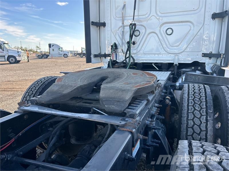 Freightliner Cascadia 126 6x4 T/A Sleeper Truck Tractor Седельные тягачи