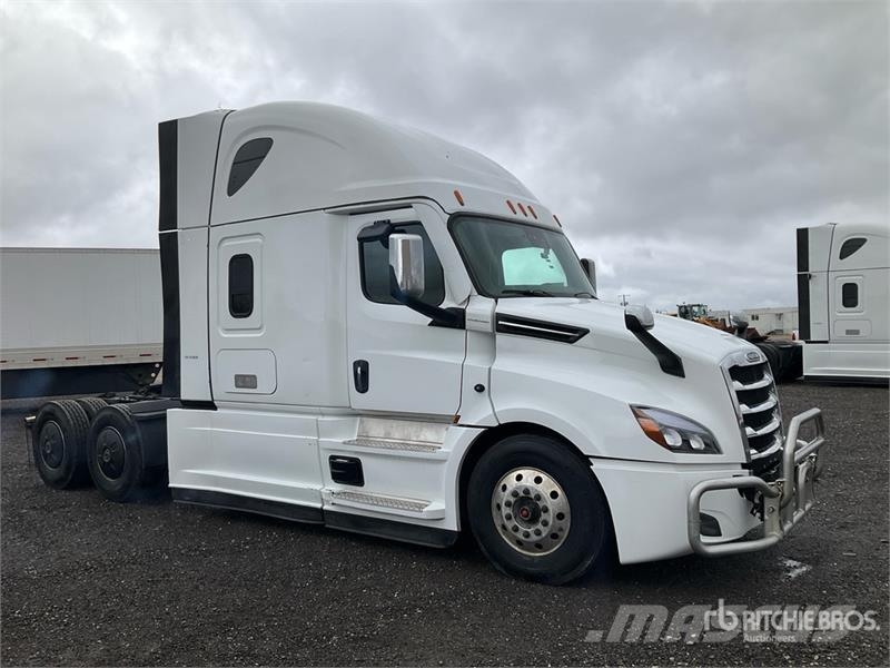Freightliner Cascadia 126 6x4 T/A Sleeper Truck Tractor Vetopöytäautot