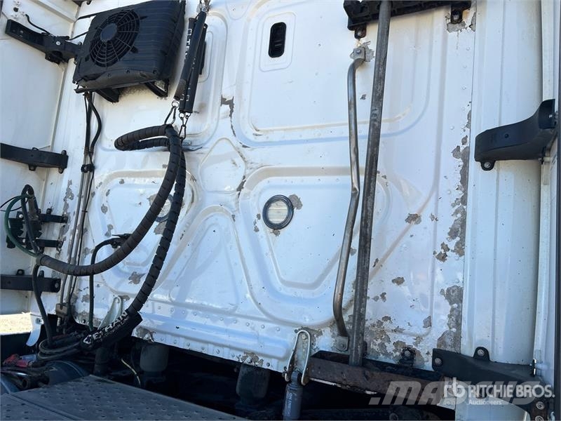 Freightliner Cascadia 126 6x4 T/A Sleeper Truck Tractor Camiones tractor
