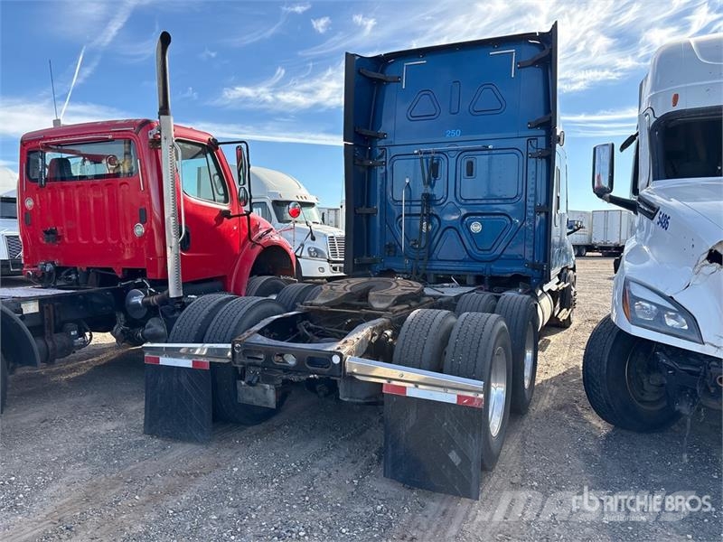 Freightliner Cascadia 126 6x4 T/A Sleeper Truck Tractor (Inoper Sattelzugmaschinen