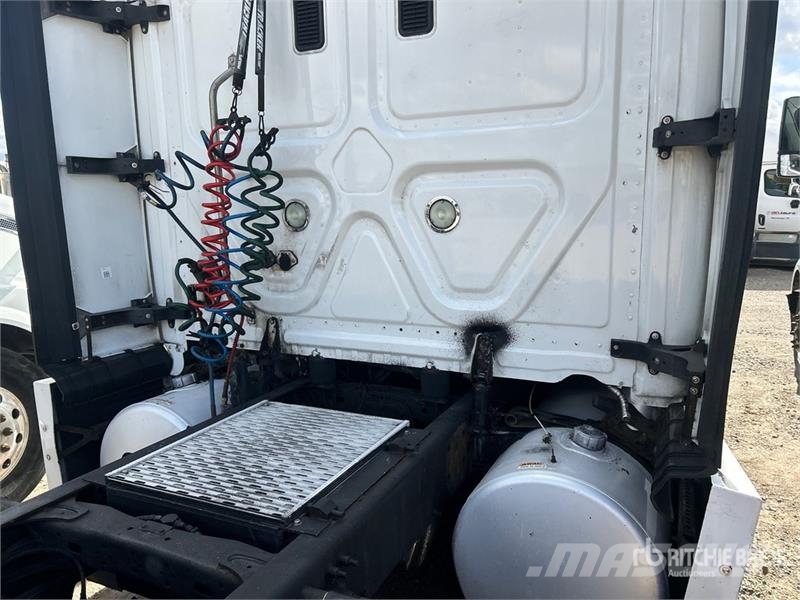 Freightliner Cascadia 125 6x4 T/A Sleeper Truck Tractor (Inoper Sattelzugmaschinen