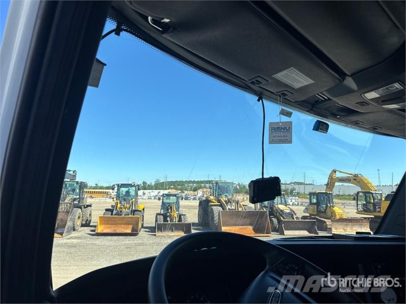 Freightliner Cascadia 126 6x4 T/A Sleeper Truck Tractor Тягачі
