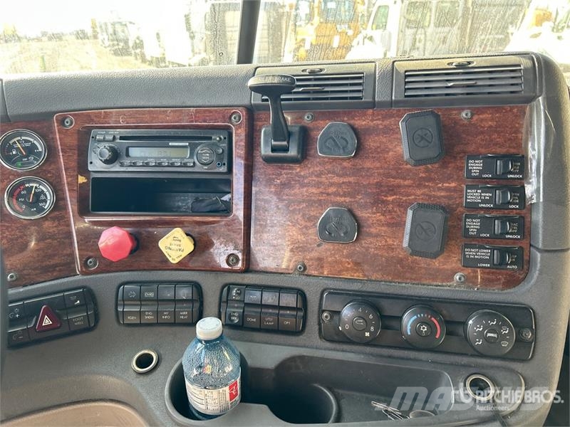 Freightliner Cascadia 125 6x4 T/A Sleeper Truck Tractor Седельные тягачи