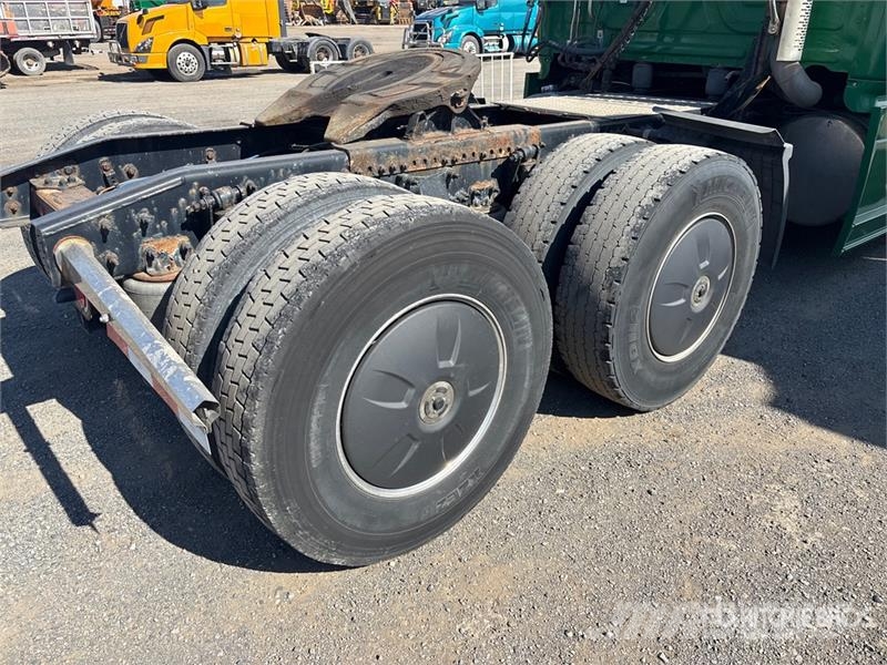 Freightliner Cascadia 126 6x4 T/A Sleeper Truck Tractor Тягачі